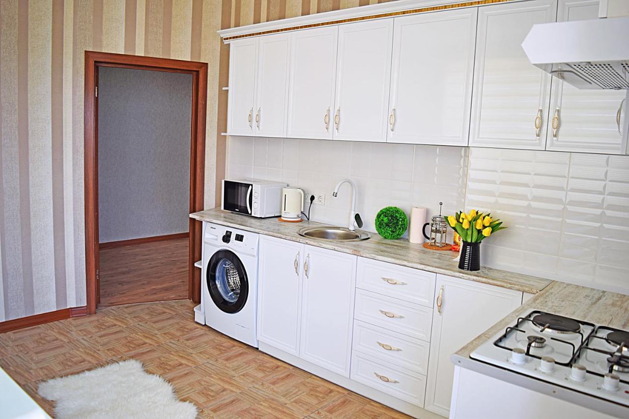 Sunny Apartment With Mountain View Bishkek Ngoại thất bức ảnh